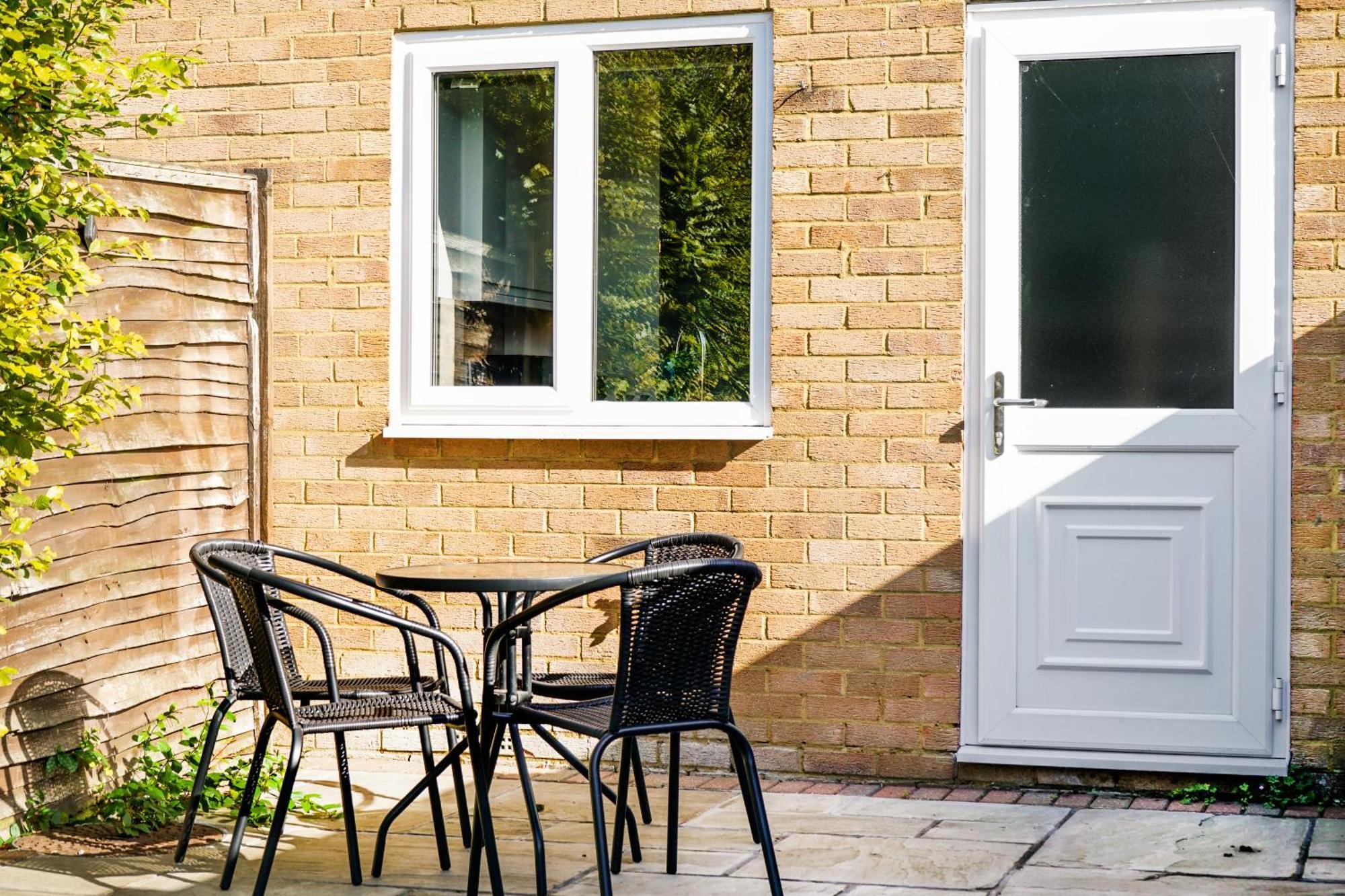 Cosy Corner In Aylesbury Near Stoke Mandeville Hospital & Town Centre With Private Parking 外观 照片
